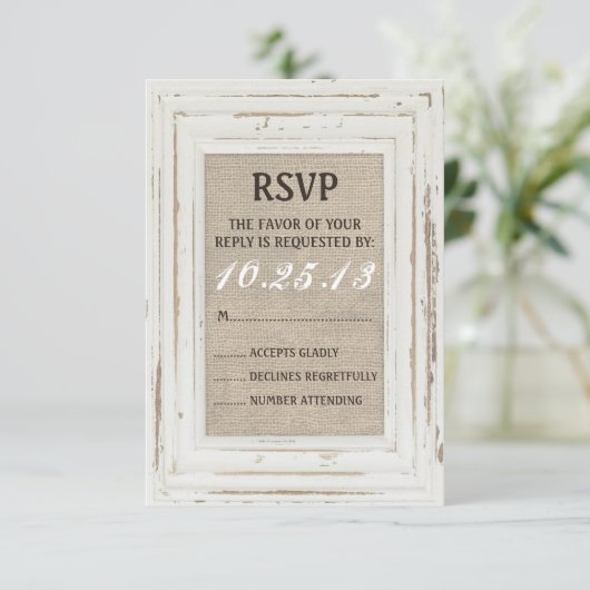 Cadre rustique blanc et carte RSVP Burlap (Debout devant)