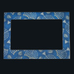 Cadres Aimantés Avec Photo Chanukah Chanukah<br><div class="desc">5" x 7" cadre magnétique avec une image des dreidels argentés et des menorahs argentés allumés sur le bleu. Tient un 4" x 6" photo. See assortissant l'aimant carré. Voyez la collection entière d'aimant de Hanoukka dans la section de VACANCES.</div>