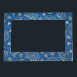 Cadres Aimantés Avec Photo Chanukah Chanukah<br><div class="desc">5" x 7" cadre magnétique avec une image des dreidels argentés et des menorahs argentés allumés sur le bleu. Tient un 4" x 6" photo. See assortissant l'aimant carré. Voyez la collection entière d'aimant de Hanoukka dans la section de VACANCES.</div>