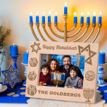 Cadres Gravés Heureux Hanoukka Menorah, Dreidel, Gelt Nom person<br><div class="desc">Célébrez le Festival des Lumières avec ce cadre en bois gravé au laser, conçu pour honorer la joie et les traditions d'Hanoukka! Avec l'expression "Happy Hanoukka" en haut, ce cadre est orné de symboles significatifs, dont une menorah, des dreidels, des gelts et l'étoile de David, apportant une touche chaleureuse et...</div>