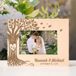 Cadres Gravés Monogramme Noms cardiaques Arbre de vie Mariage Ph<br><div class="desc">Créez votre propre cadre en bois personnalisé avec gravure personnalisée à l'aide d'un élégant modèle do-it-yourself unique. L'art original de Raphaela Wilson est orné d'un bel arbre de vie aux branches fantaisistes et aux racines. Ajoutez vos propres initiales monogrammées gravées au laser dans la forme du coeur sculpté, les noms...</div>