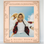Cadres Gravés Romantic Forevermore Nouvelle mariée Mariage photo<br><div class="desc">Vintage Romantique Inspiré Esthétique Floral Scoll Bordure Mariage nouvellement marié Photo Laser Cadre En Bois Étonné. Noms de mariée et de chambre au sommet du cadre avec un coeur dans chaque coin supérieur. Cinq ans en bas et pour toujours aller en bas. Parfait pour les jeunes mariés 1er Noël (pour...</div>