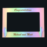 Cadres Magnétiques Pour Photo Cadre gai de cadeau de mariage de fierté en pastel<br><div class="desc">Les tonalités en pastel du drapeau d'arc-en-ciel de gay pride passent autour et par de ces deux mariés.</div>