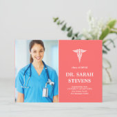 Caduceus Graduation Médicale Photo Invitation (Debout devant)
