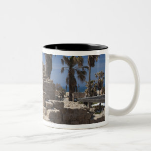 Caesarea ruïnes van de haven gebouwd door Herodes Tweekleurige Koffiemok