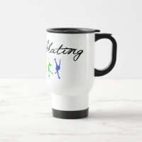CAFÉ DE VOYAGE ET TASSE CHAUDE DE CACAO