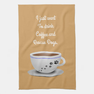 Café et serviette de cuisine de chiens