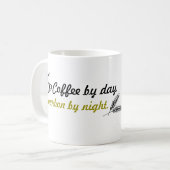 Café par jour. Bourbon par nuit. Tasse de café (Devant gauche)