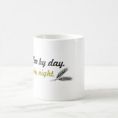 Café par jour. Bourbon par nuit. Tasse de café (Centre)