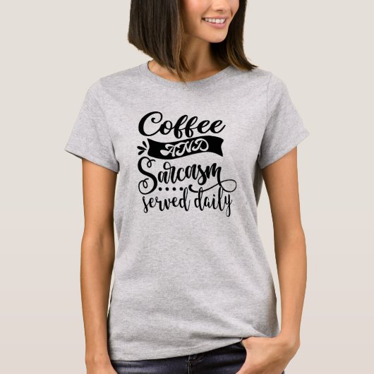 Café & Sarcasme Servi Tous Les Jours Drôle T-shirt (Devant)