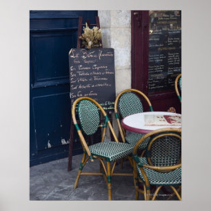 Cafe-tafel met rolstoelen in Parijs, Frankrijk Poster
