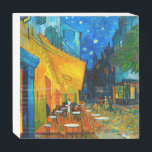 Café Van Gogh Terrasse en soirée<br><div class="desc">Panneau en bois avec peinture à l’huile de Vincent van Gogh Café Terrace à la nuit (1888). Des étoiles jaunes peignent le ciel bleu nuit au-dessus d'un café en plein air en France. Un merveilleux cadeau pour les amateurs de post-impressionnisme et d'art hollandais.</div>