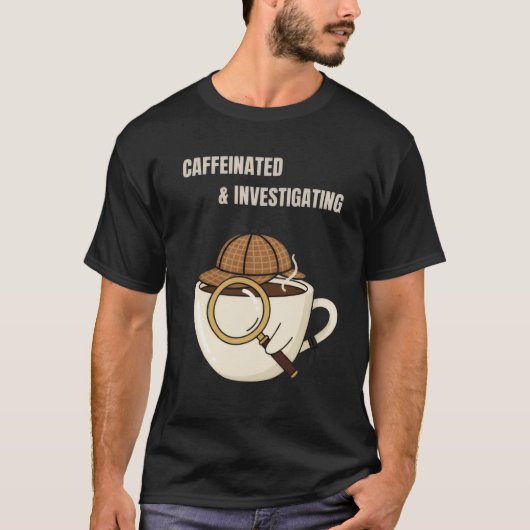 Caffeinated & Investigating | Cozy Mystery Reader T-shirt (Voorkant)