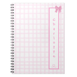 Cahier à carreaux rose pastel avec un joli nœud