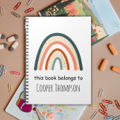 Cahier arc-en-ciel appartenant à des enfants