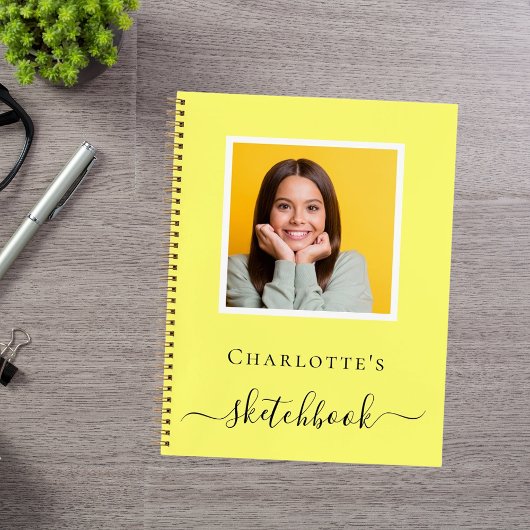 Cahier de croquis jaune photo typographie