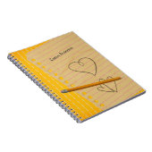 Cahier de notes au crayon orange et gribouillages (Côté Droit)