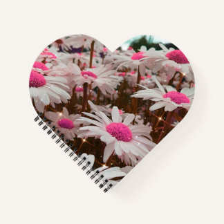 Cahier en forme de cœur aux marguerites roses