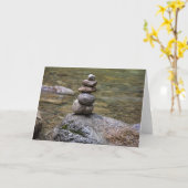 Cairn dans une carte de voeux de courant (Fleur jaune)