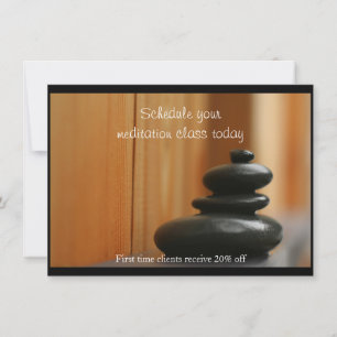 Cairn van massagestenen en hout kaart