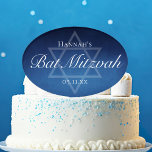 Cake Topper Parti Bat mitzvah moderne Blue Star de David Custo<br><div class="desc">De belles nuances profondes de bleu foncé créent une texture comme de l'eau sur cette garniture de gâteau de fête Bat mitzvah traditionnelle personnalisée. Élégant script blanc minimaliste sur dessert favorise avec le nom de votre fille sur la subtile étoile de David pour célébrer l'âge de votre fille juive.</div>