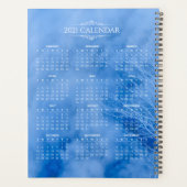 Calendrier 2021 sur les arbres bleus et les nuages (Dos)