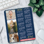 Calendrier 2025 Marine Coral Gold Family Photo Col<br><div class="desc">Célébrez 2025 avec ce calendrier de collage photo de preppy. Avec des dates faciles à lire en gras blanc, ce calendrier joliment simple a les mots "2025" et "LOVE" en fausse parties scintillant dorée avec une barre rose corail brillante sur le fond pour votre nom de famille personnalisé ou autre...</div>