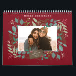 Calendrier Cadeau de Noël Feuillage d'hiver Rouge Vert Photo<br><div class="desc">Couronne d'hiver dessinée à la main avec l'eucalyptus,  cadre photo sainte,  mistletoe; avec des photos de saignement complètes sur chaque page et à l'arrière.</div>