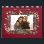 Calendrier Cadeau de Noël Feuillage d'hiver Rouge Vert Photo<br><div class="desc">Couronne d'hiver dessinée à la main avec l'eucalyptus,  cadre photo sainte,  mistletoe; avec des photos de saignement complètes sur chaque page et à l'arrière.</div>