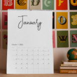 Calendrier Mois minimalistes simples d'écriture de script par<br><div class="desc">Cette conception a été créée par art numérique. Elle peut être personnalisée dans la zone fournie ou customisée en choisissant le clic pour customiser une autre option et en modifiant l'âge, les initiales ou les mots. Vous pouvez également modifier la couleur et le style du texte ou supprimer le texte...</div>