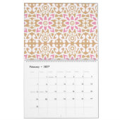 Calendrier motif de fleurs rose et blanche sur un dos brun (Feb 2027)