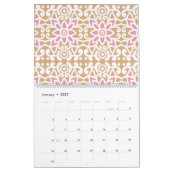 Calendrier motif de fleurs rose et blanche sur un dos brun (Jan 2027)