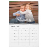 Calendrier Photos Familiales Modernes Script Overlay 2024 (Feb 2026)