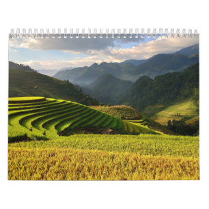 Calendrier récolter des plantes sur des montagnes au ciel nua