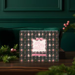 Calendrier Retro Vintage Christmas Pink Ribbon Family Photo<br><div class="desc">Célébrez la saison festive avec notre calendrier photo de famille rétro rétro et vintage Noël rose, un délicieux mélange de nostalgie et d'élégance. Ce calendrier plein de charme présente une collection guidée de nos illustrations de Noël à l'aquarelle peinte à la main et de style rétro, apportant chacune sa touche...</div>