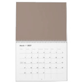 Calendrier un mur marron avec une horloge (Mar 2027)