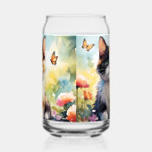 Calico Cat dans le jardin de printemps avec papill (Gauche)