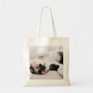 Calico Cat Laying op zijn rug met poten omhoog Tote Bag