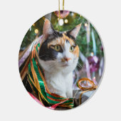 Calico Chat sous un ornement d'arbre de Noël (Gauche)