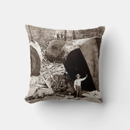 California Lumberjacks Next to Fallen Redwood 1910 Kussen