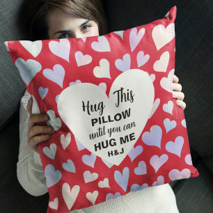 Câlins rouges personnalisés pour ce coussin jusqu'