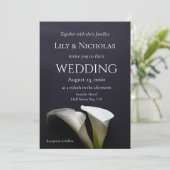 Calla leugens op een donkere achtergrond bruiloft kaart (Staand voorkant)