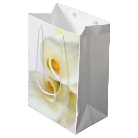 Calla liegt boven de kop medium cadeauzakje (Voorkant Gekanteld)