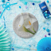 Calla lilies op witte texturen papieren bordje (Feest)