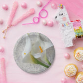 Calla lilies op witte texturen papieren bordje (Feest)