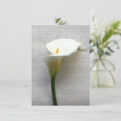 calla lily sur l'ancienne invitation à l'écriture (Debout devant)