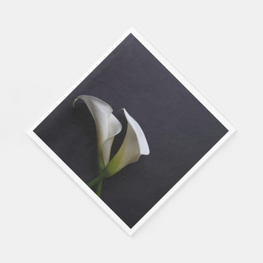 Calla's op een donkere achtergrond servet (Hoek)