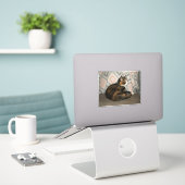 Callie Cat op Sofa Sticker (Laptop op bureau)