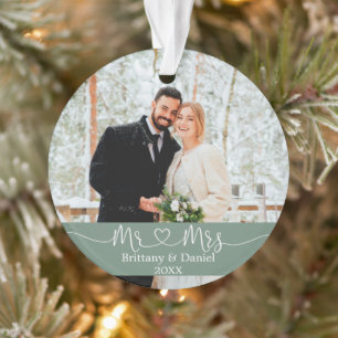 Calligrafie Heart Mr. en Mrs Wedding Sage Green Ornament