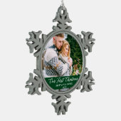 Calligrafie Ons eerste kerstpaar Foto groen Tin Sneeuwvlok Ornament (Links)